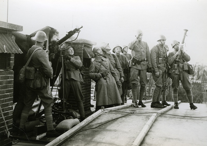 Oefening van de Luchtbeschermingsdienst in april 1938 op het dak van Gemeenteschool 4 aan de Wissesdwinger.