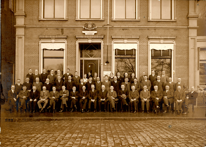 Medewerkers van het belastingkantoor aan de Lange Marktstraat rond 1930.