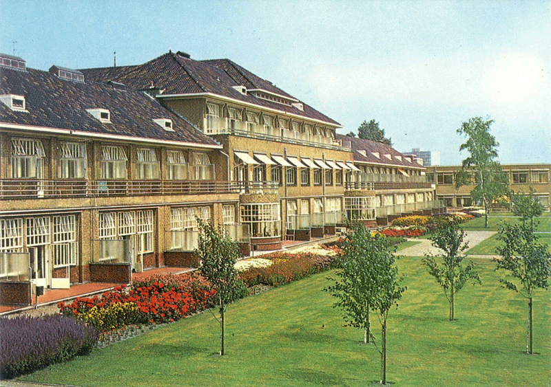 St. Bonifatius Hospitaal, Leeuwarden. Vleugel van het verpleeggebouw, circa 1975.