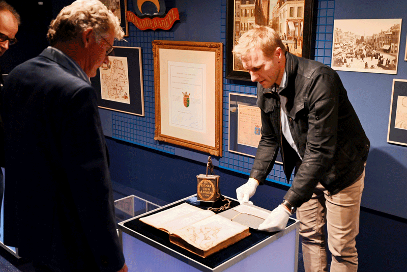 Door het plaatsen van het oudste perkamenten archiefstuk van het Sint Anthonygasthuis in de vitrine, opende Wethouder Hein Kuiken officieel de vernieuwde Schatkamer van het HCL. Foto: Kees Hofstra  .