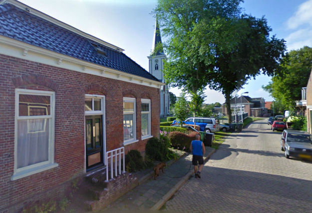 De Greate Buorren met Nederlands Hervormde Kerk in Britsum. Foto: Google Streetview, augustus 2010: klik op de foto voor een digitale verkenningstocht.