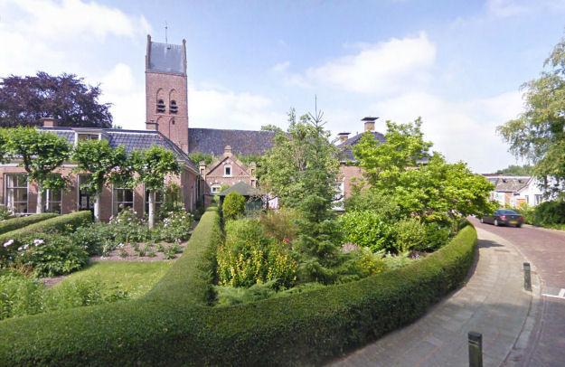 Dorpskern met Hervormde Kerk te Goutum. Foto: Google Streetview, 2010: klik op de foto voor een digitale verkenningstocht.
