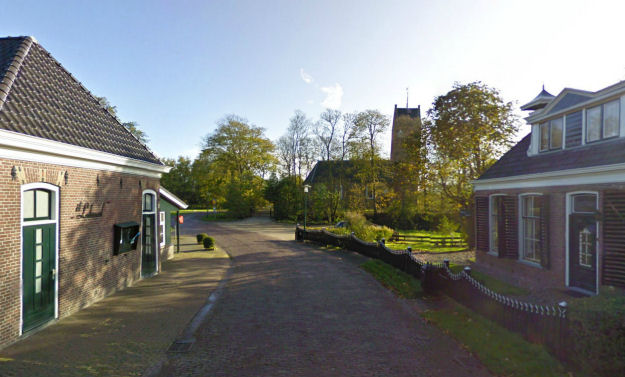 Het dorp Idaerd. Foto: Google Streetview, 2010: klik op de foto voor een digitale verkenningstocht!