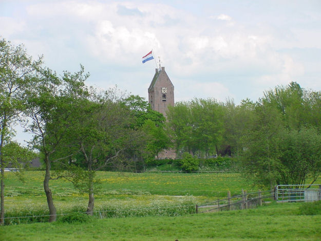 De kerktoren van Jelsum, in 2004 gezien vanaf It Paradyske. Foto: Documentatiestichting Leeuwarderadeel