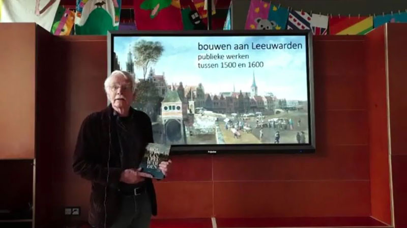 Leeuwarden-kenner Henk Oly verzorgde op zondag 2 mei 2021 zijn lezing over 'Bouwen in de 16de eeuw' voor een zaal zonder publiek. Schermafbeelding Vimeo.